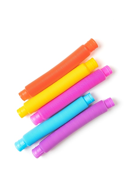 Giocattoli alla moda per bambini - tubi colorati pop su sfondo bianco. set di tubi corrugati di diverse forme e colori.