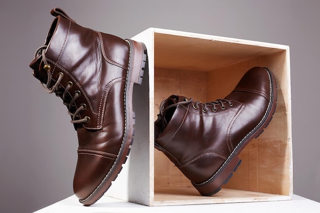 Trendy laarzen met houten kist mode schoenen stilleven