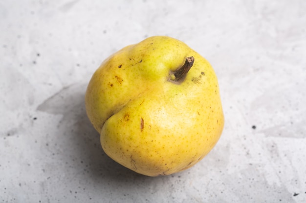 Trendy lelijke biologische fruit kweepeer op tafel