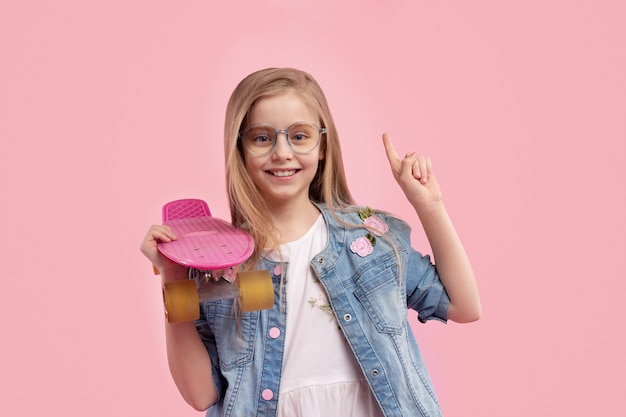 Photo trendy little girl against pink background