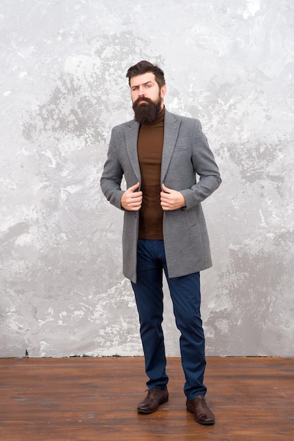 Trendy man met baard. Modern leven. Mannelijke mannequin. Rijpe zakenman. Informele stijl. Brute bebaarde hipster in denim slijtage. herfststijl van trendy man. trendy man in herfstjas. Ambitieus mens.