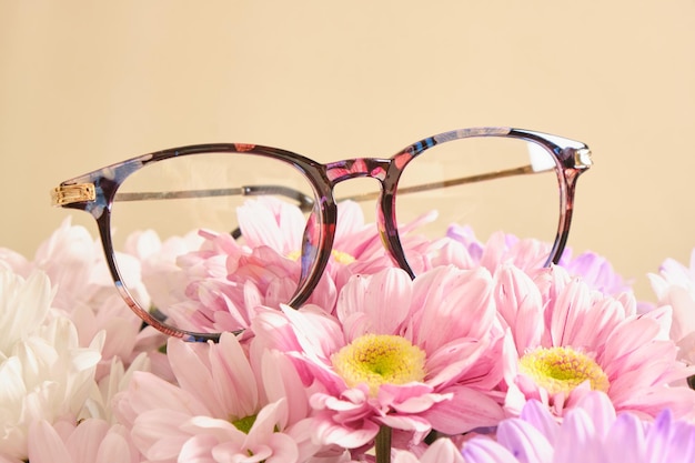 Trendy mode brillen frames op bloemen close-up