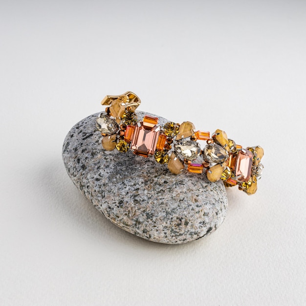 Trendy modieuze armbandjuwelen gepresenteerd voor de show