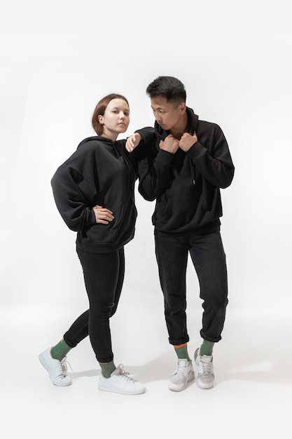 Trendy modieuze paar geïsoleerd op een witte studio achtergrond, unisex wear