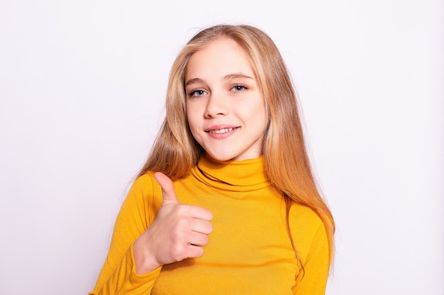 Trendy mooi hipstermeisje. Foto van positieve jonge aardige vrouw in gele kniehoge met witte achtergrond. handteken klasse