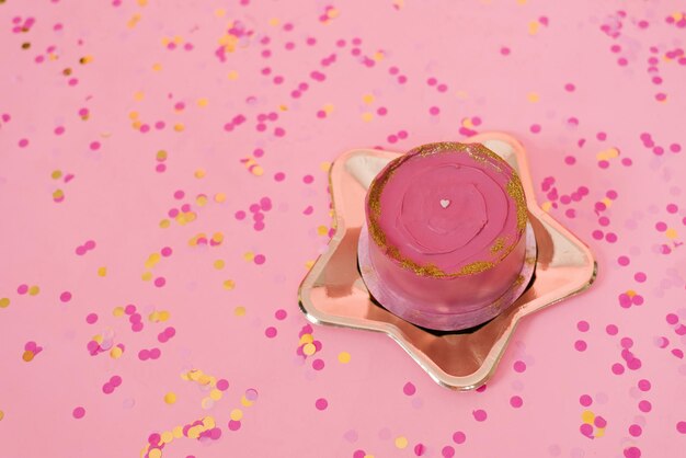 Foto torta bento rosa alla moda per il giorno delle mamme, il compleanno, il giorno di san valentino su un piatto d'oro.