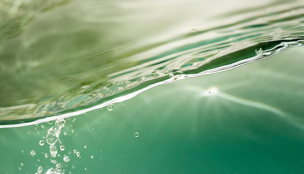 트렌디한 여름 자연 배너 분해된 아쿠아민트 액체 색의 은 물 표면 질감