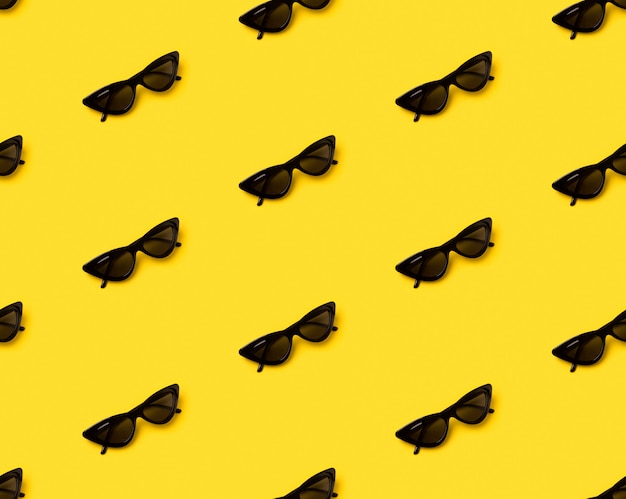 Foto modello estivo estivo alla moda realizzato con occhiali da sole creativi