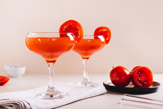 Photo trendy tomato martini cocktail in glasses on the table