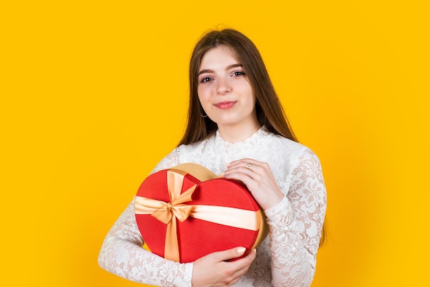 Trendy uitziende jongen meisje met hart huidige doos gelukkige Valentijnsdag