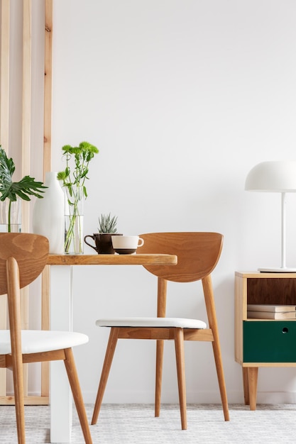 Модный дизайн белой и деревянной столовой в стильной квартире