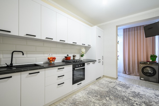 Trendy wit modern keukeninterieur met minimalistische meubels