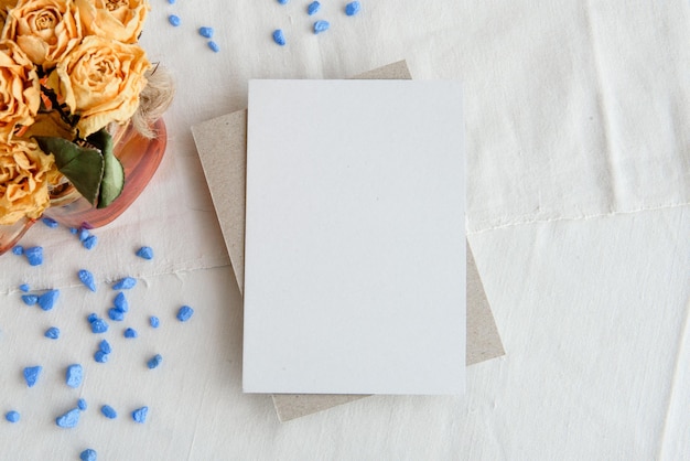 Trendy witte achtergrond en blanco briefkaart witte achtergrond gele rozen en kopieer ruimte Een romantische wenskaart