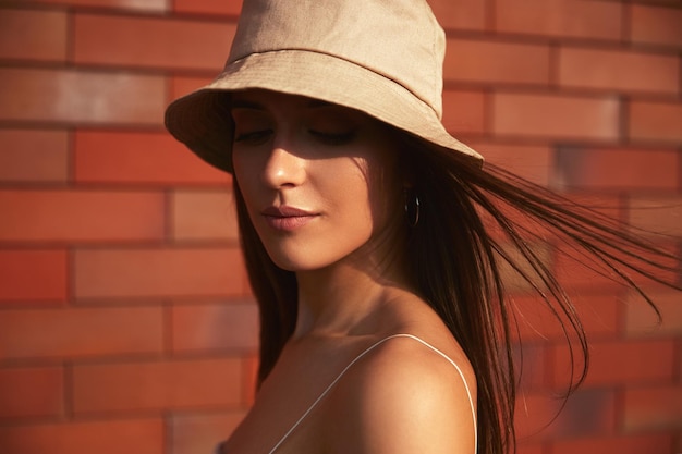 Photo trendy woman in bucket hat in city