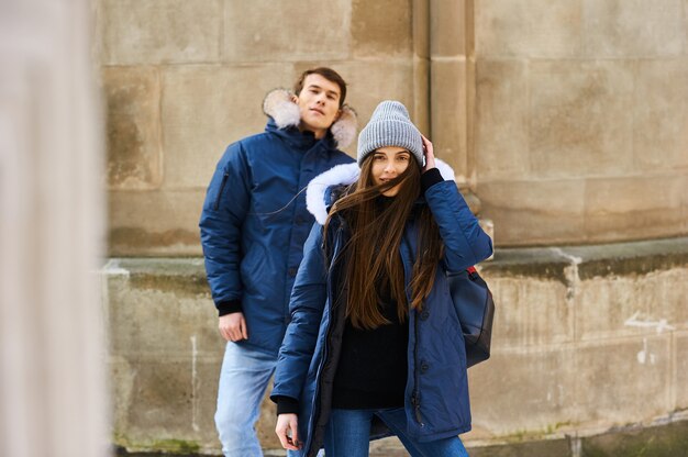 Una giovane coppia alla moda cammina in città a christmastime