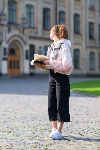 肩越しに振り返るトレンディな若い女性