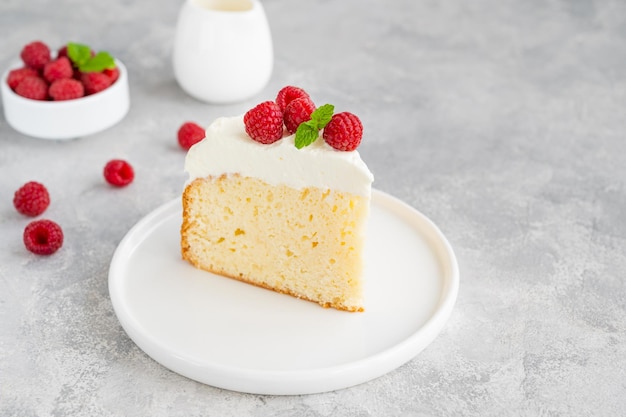 Tres leches cake met slagroom en frambozen Traditionele cake uit Latijns-Amerika Kopieer de ruimte