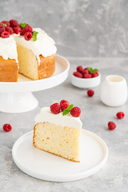 Tres leches cake met slagroom en verse frambozen erop