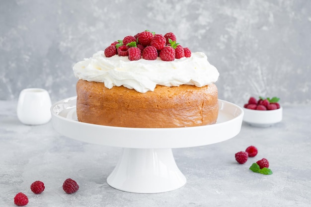 Tres leches cake met slagroom en verse frambozen Traditionele cake uit Latijns-Amerika