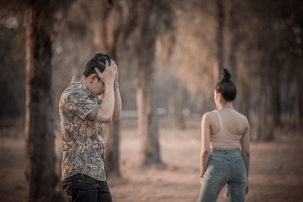 Treurige vrouw die je vriendje ziet lopen, verlaat het leven haar vintage stijl liefdesverdriet vrouw buiten concept