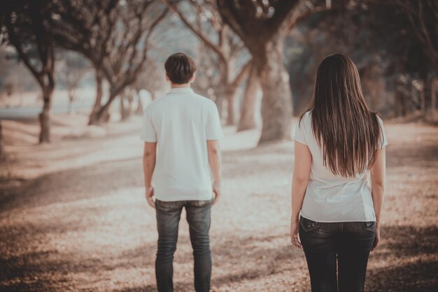 Treurige vrouw die je vriendje ziet lopen, verlaat het leven haar vintage stijl liefdesverdriet vrouw buiten concept