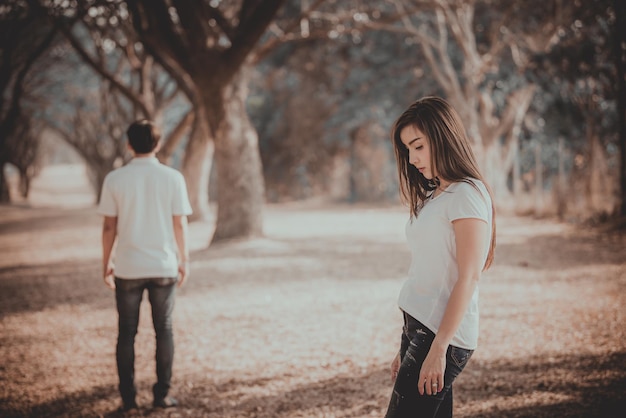 Treurige vrouw die je vriendje ziet lopen, verlaat het leven haar vintage stijl liefdesverdriet vrouw buiten concept