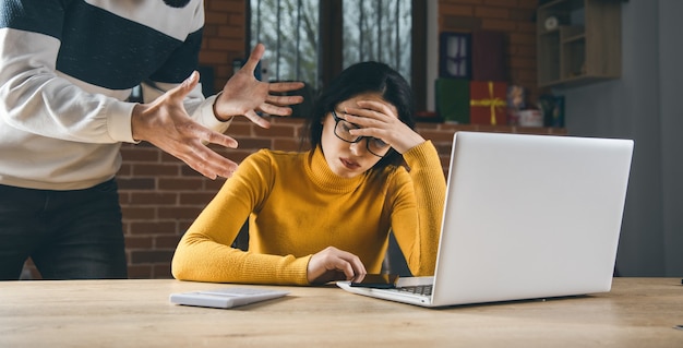 Treurige vrouw en boze baas in kantoor