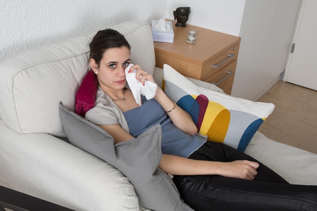 Treurige vrouw huilt op de kamer van de psycholoog