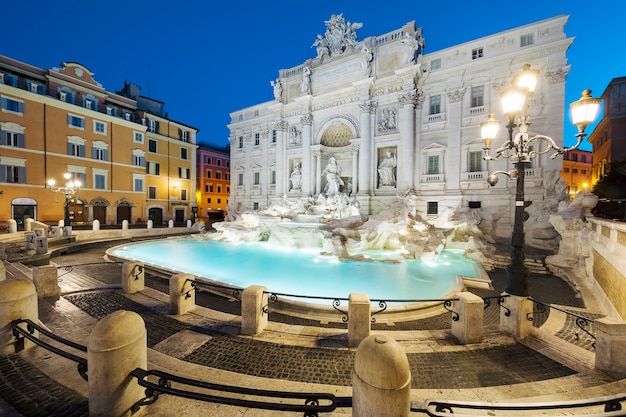 Trevi-fontein 's nachts, rome, italië.