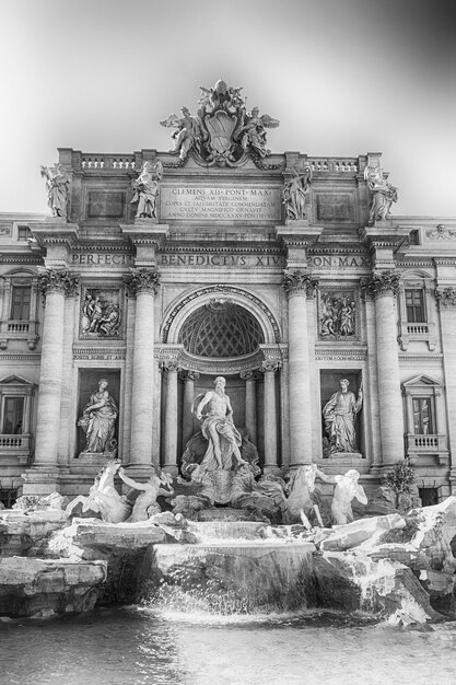 Foto fontana di trevi, punto di riferimento iconico nel centro di roma, italia