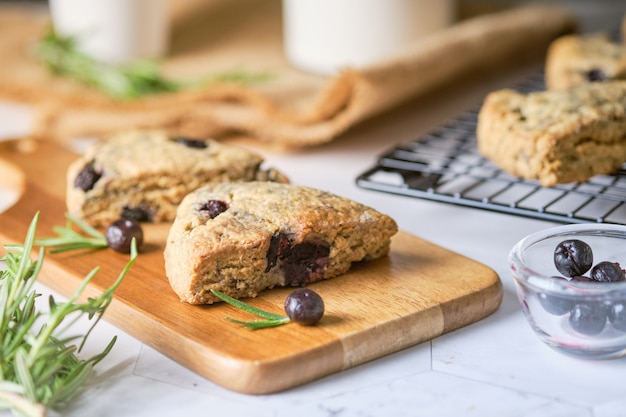 Photo triangle blueberry scones. a traditional british baked good. set on cafe table.