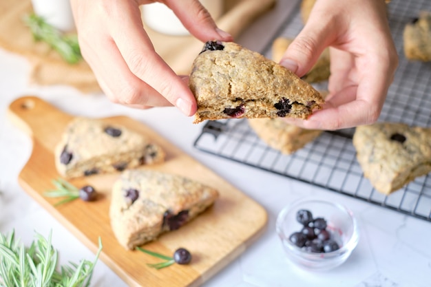 Photo triangle blueberry scones, a traditional british baked good