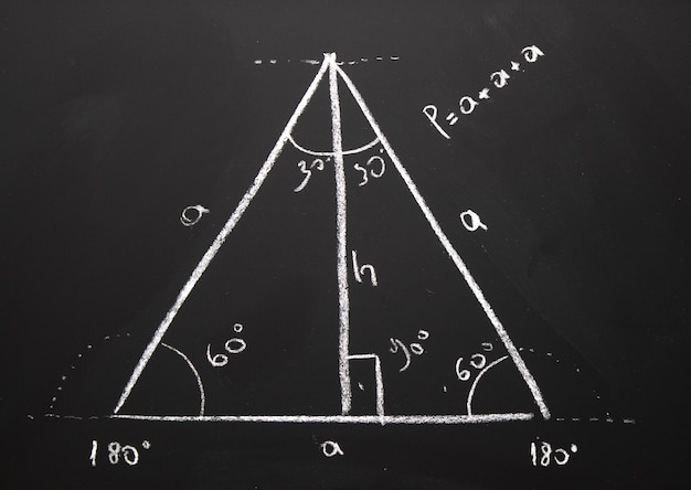 Foto su una lavagna viene disegnato un triangolo con i numeri 60, 60 e 90, 90, 90, 90 e 90, 90, 90, 90, 90, 90, 90