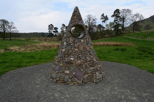 Foto scultura in pietra a forma di triangolo sul campo