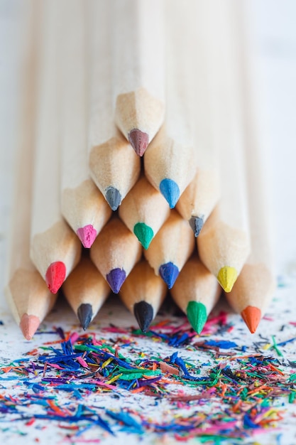 Foto mucchio triangolare di matite di legno colorate
