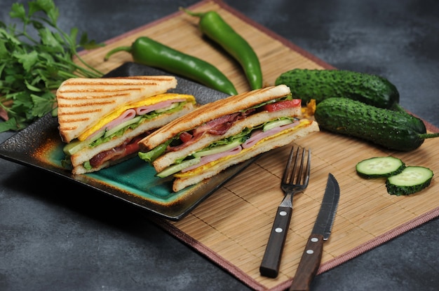 사진 접시에 햄과 오믈렛 삼각 모양의 샌드위치