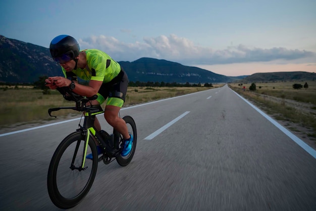 写真 トライアスロン選手が夜に自転車に乗っている