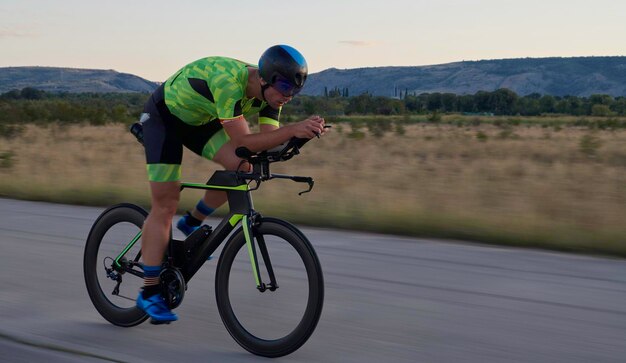 Photo triathlon athlete riding a bike