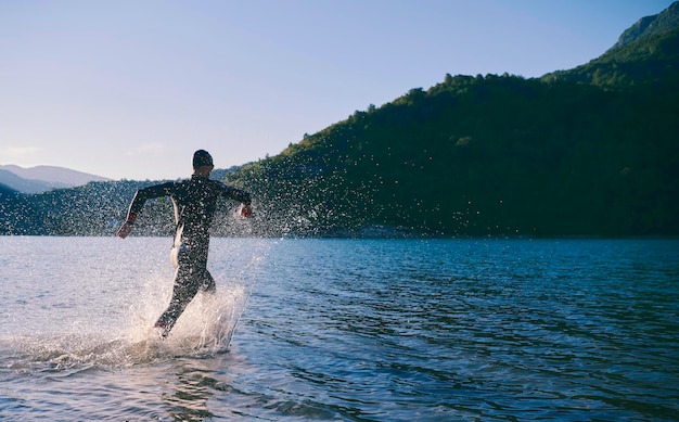 トライアスロン選手が湖で水泳のトレーニングを始める