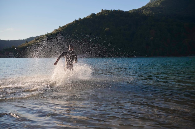 トライアスロン選手が湖で水泳のトレーニングを始める