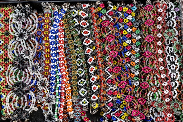 Tribale kleurrijke kralenarmbanden te koop voor toeristen op de straatmarkt in Kota Kinabalu, eiland Borneo, Maleisië, close-up