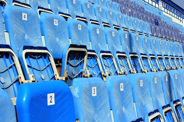 Tribune met klapstoelen bij klein oud stadion