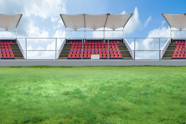 Foto posto in tribuna sullo sport dello stadio con vista sul cielo blu