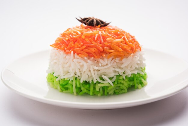 Tricolor tiranga rice voor de indiase republiek en onafhankelijkheidsdag, geserveerd in een keramische plaat, selectieve focus