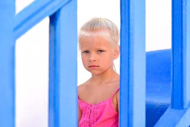 Triest babymeisje, zittend op de blauwe trap