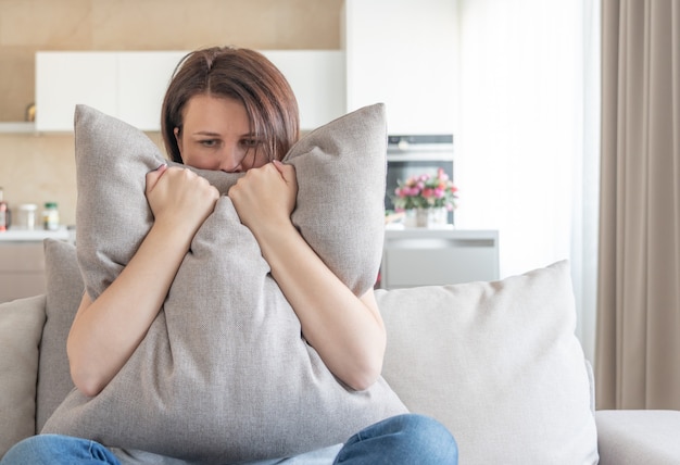 Triest depressieve vrouw huilen bij kussen, eenzaamheid en verdriet concept