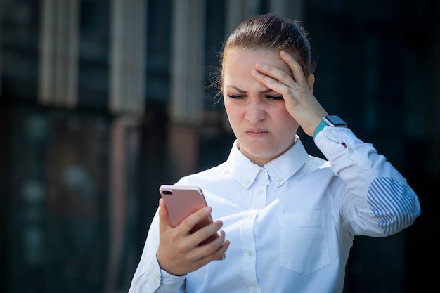 Triest gefrustreerd uitgeput zakenvrouw, jong meisje op zoek naar haar mobiele mobiele telefoon