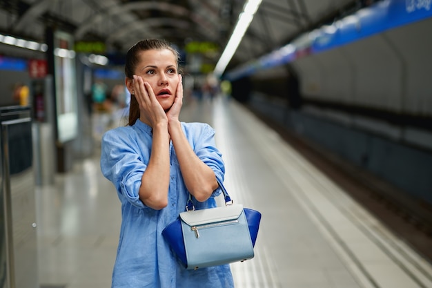 Triest jonge vrouw portret in metro metro.