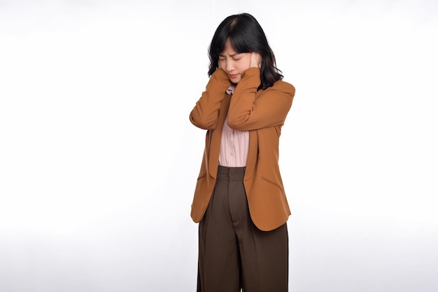 Triest kantoor meisje aziatische vrouw mokkend en fronsend teleurgesteld staande overstuur en bedroefd tegen een witte achtergrond