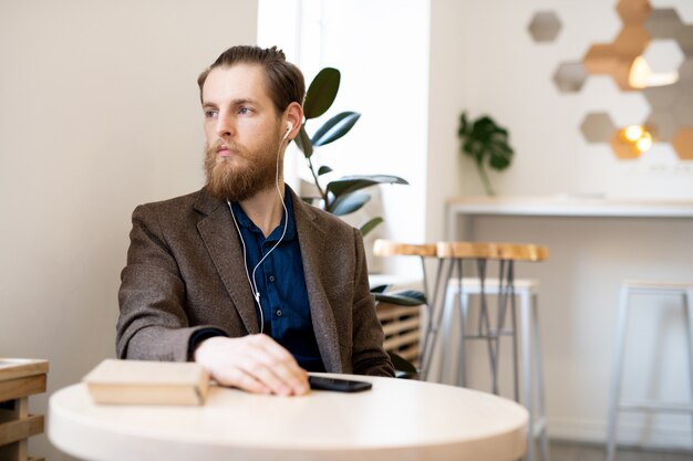 Triest nadenkend man in café